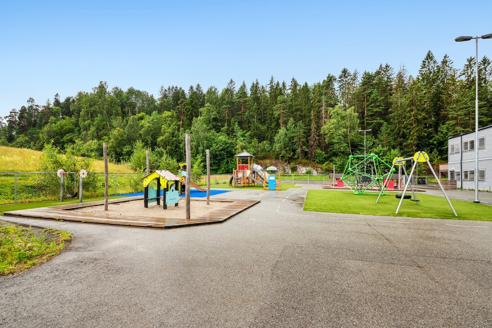 Fellesområdene er pent opparbeidet med interne gangveier, store grøntarealer, trær og variert beplantning. Det finnes også en innbydende lekeplass med sittegrupper, samt sykkelparkering for beboerne. Galleribilde