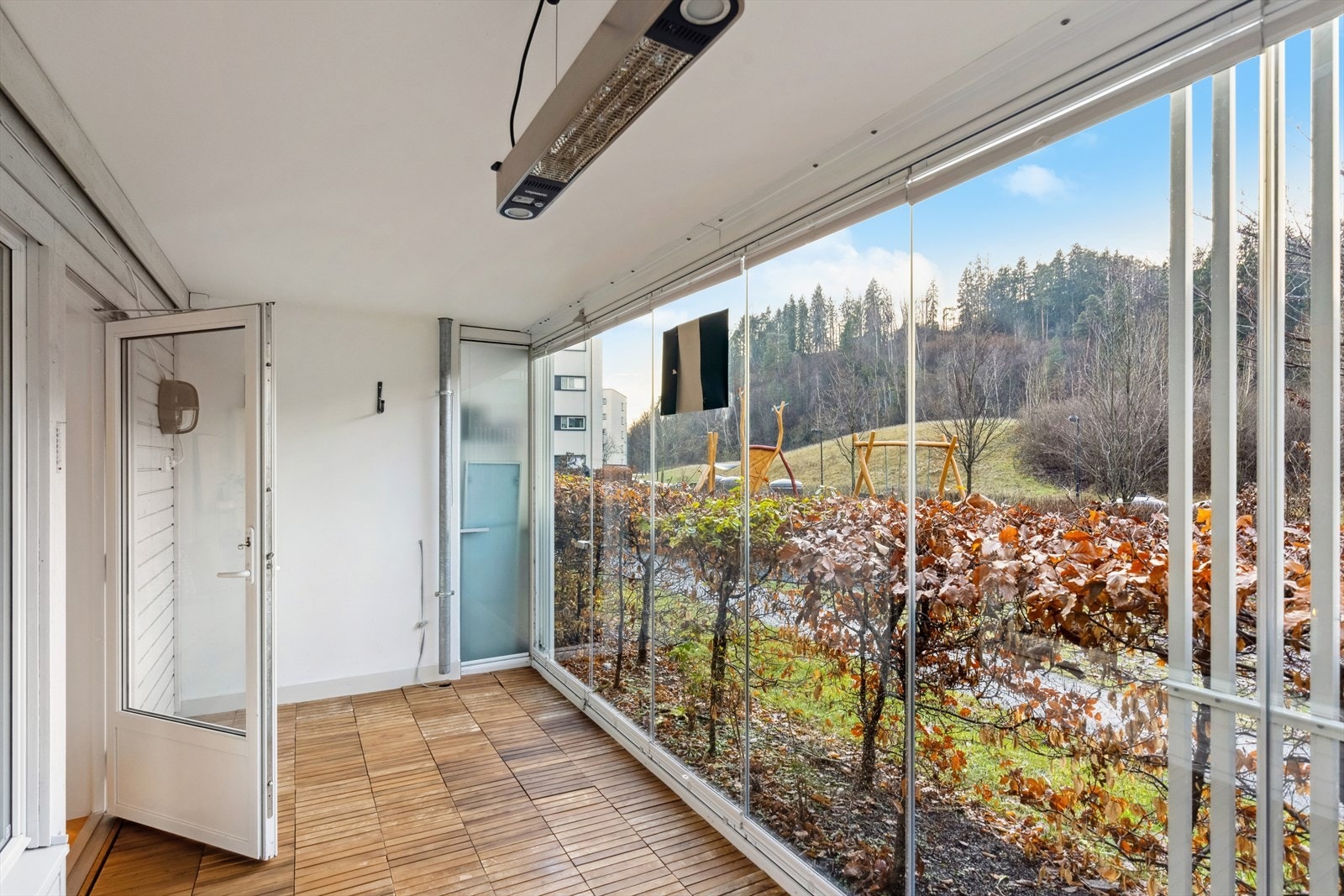 Fin innglasset balkong som kan åpnes helt opp. Varmelampe medfølger i handelen. Galleribilde