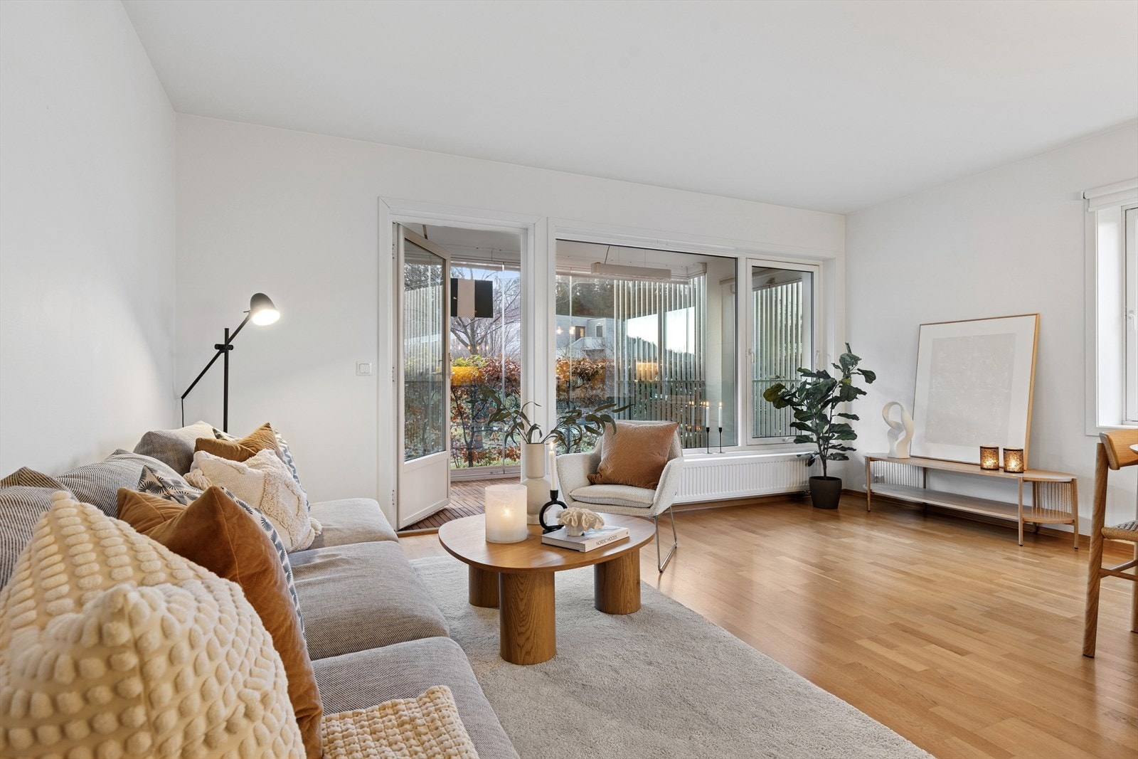 Fra stuen er det utgang til hyggelig innglasset balkong. Galleribilde