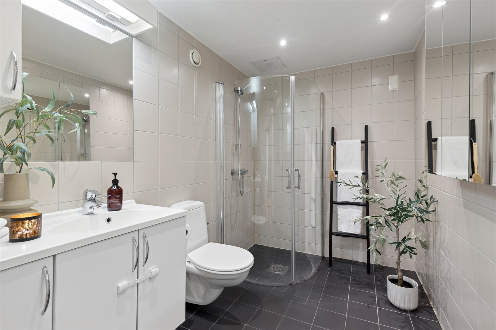 Flott bad med fliser på vegger og gulv, og varme i gulvet. Galleribilde