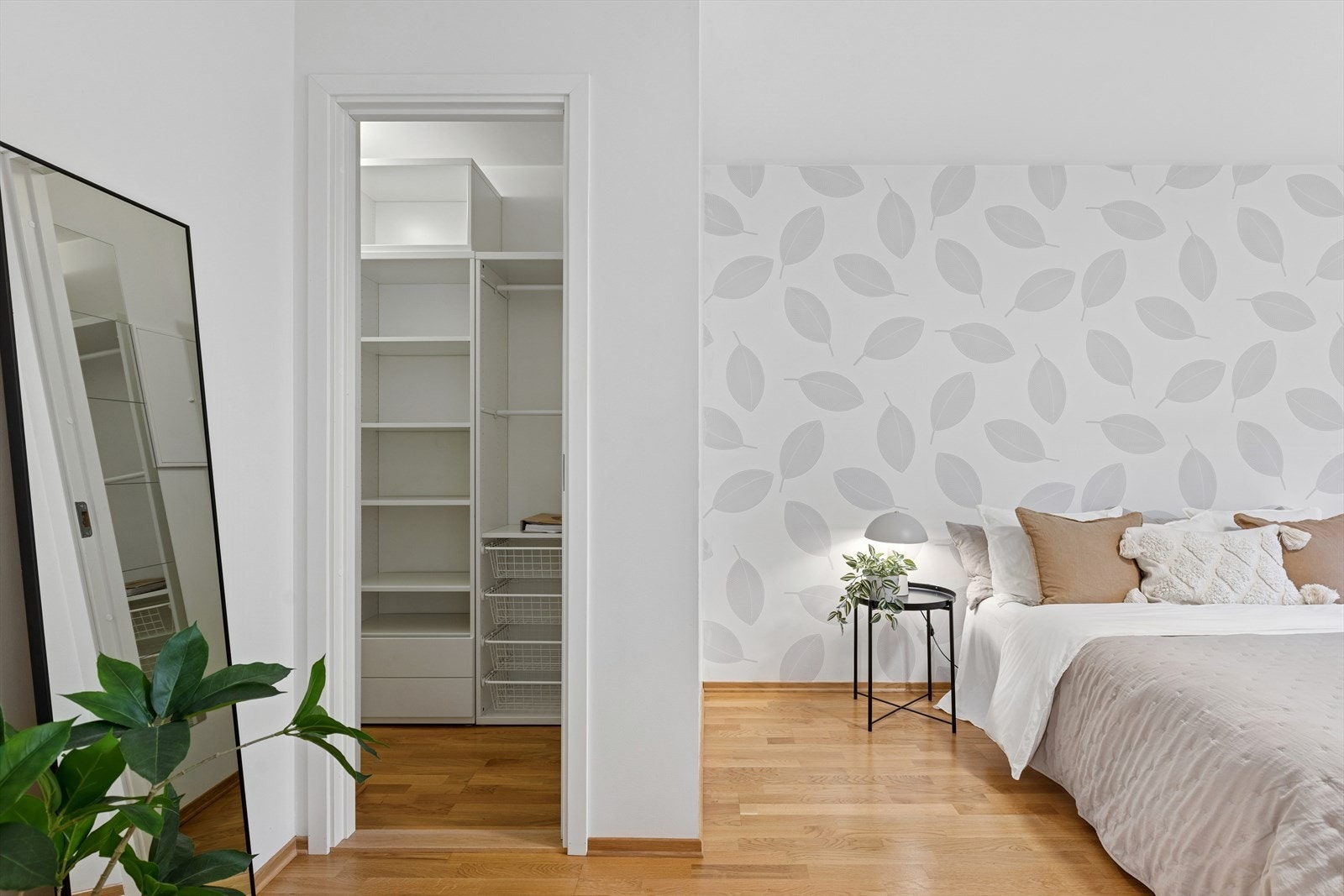 Hovedsoverom med direkte inngang til walk-in-closet/innvending bod. Galleribilde