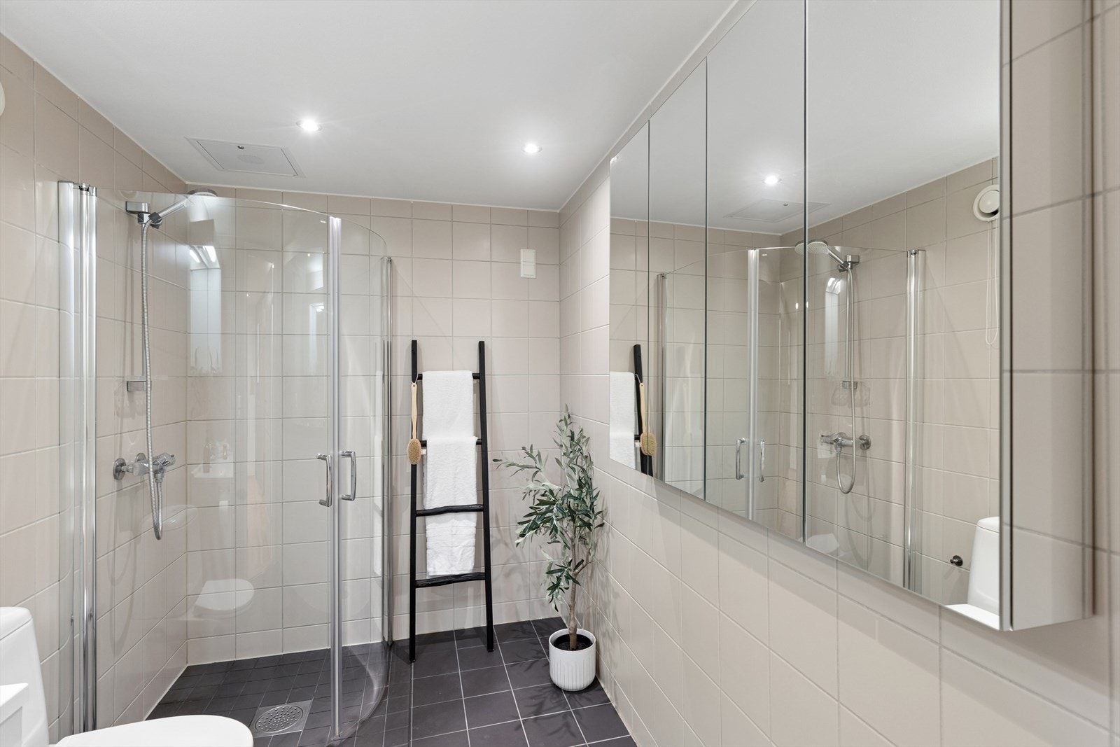 Baderommet har opplegg for vaskemaskin og tørketrommel. Galleribilde