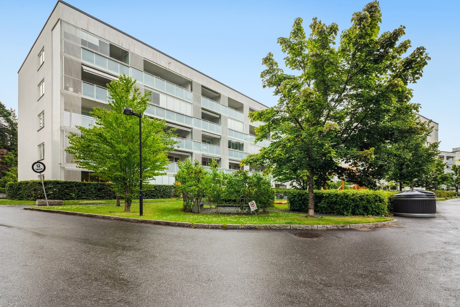 Hyggelig område med kort gangavstand til buss/tog samt gangbro over til Sandvika Storsenter med alle nødvendige servicetilbud. Gangavstand til idylliske Kadettangen og Kalvøya! Galleribilde