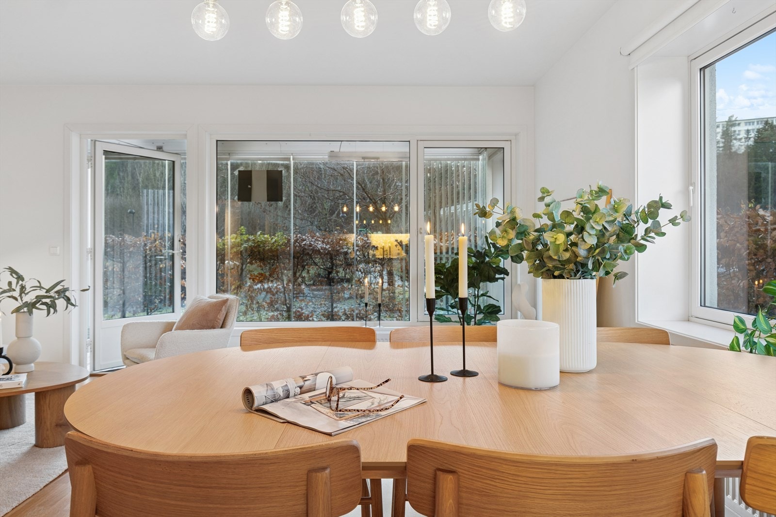 Her er det god plass til stort spisebord. Man kan invitere venner og familie til hyggelig selskap. Galleribilde