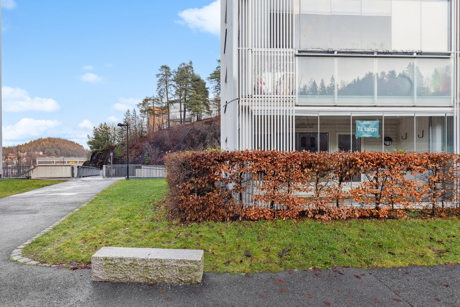 Leiligheten ligger fint til i byggets første etasje. Galleribilde