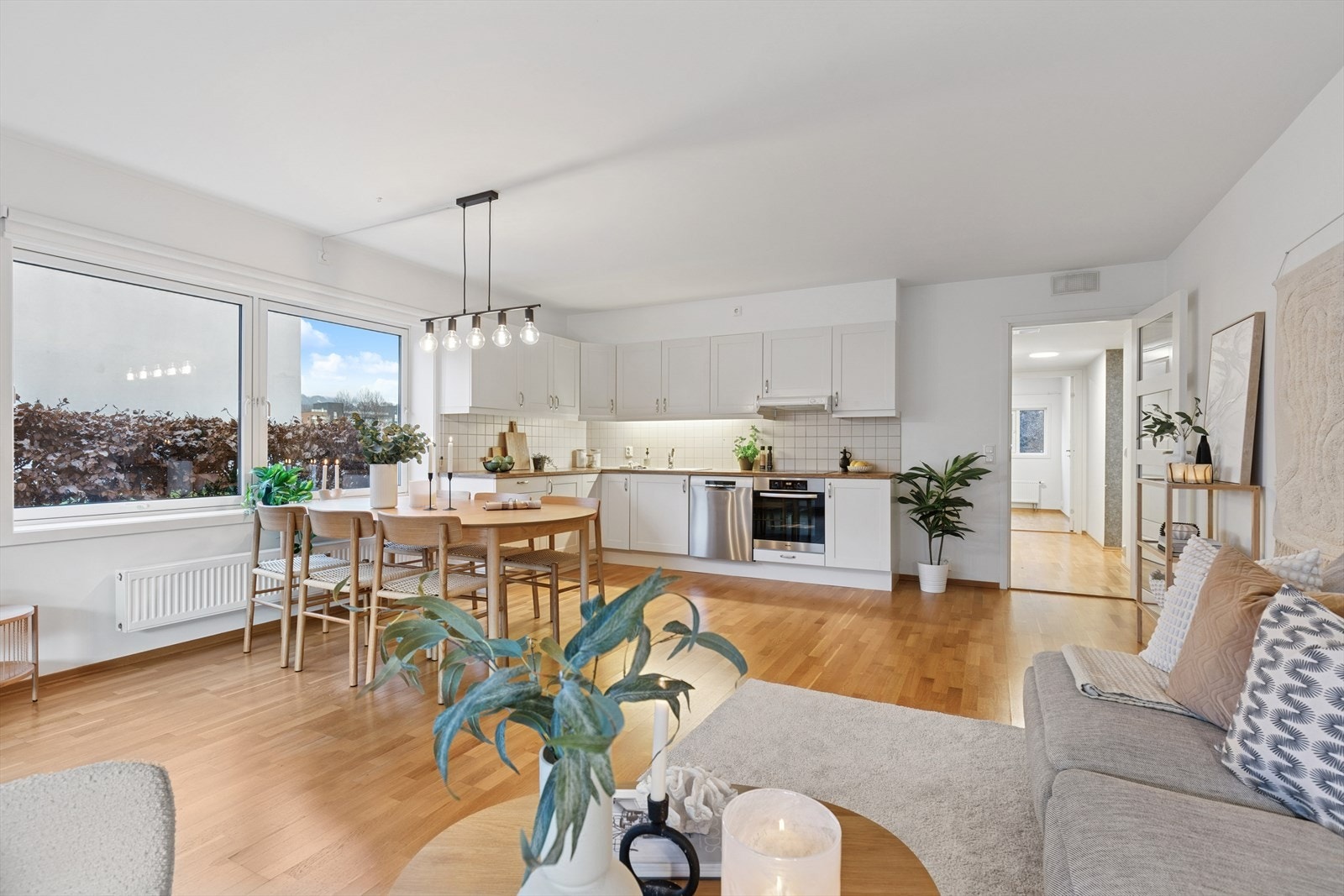 Stor og åpen stue og kjøkken. Store vindusflater som gir godt med naturlig lys i rommet. Galleribilde