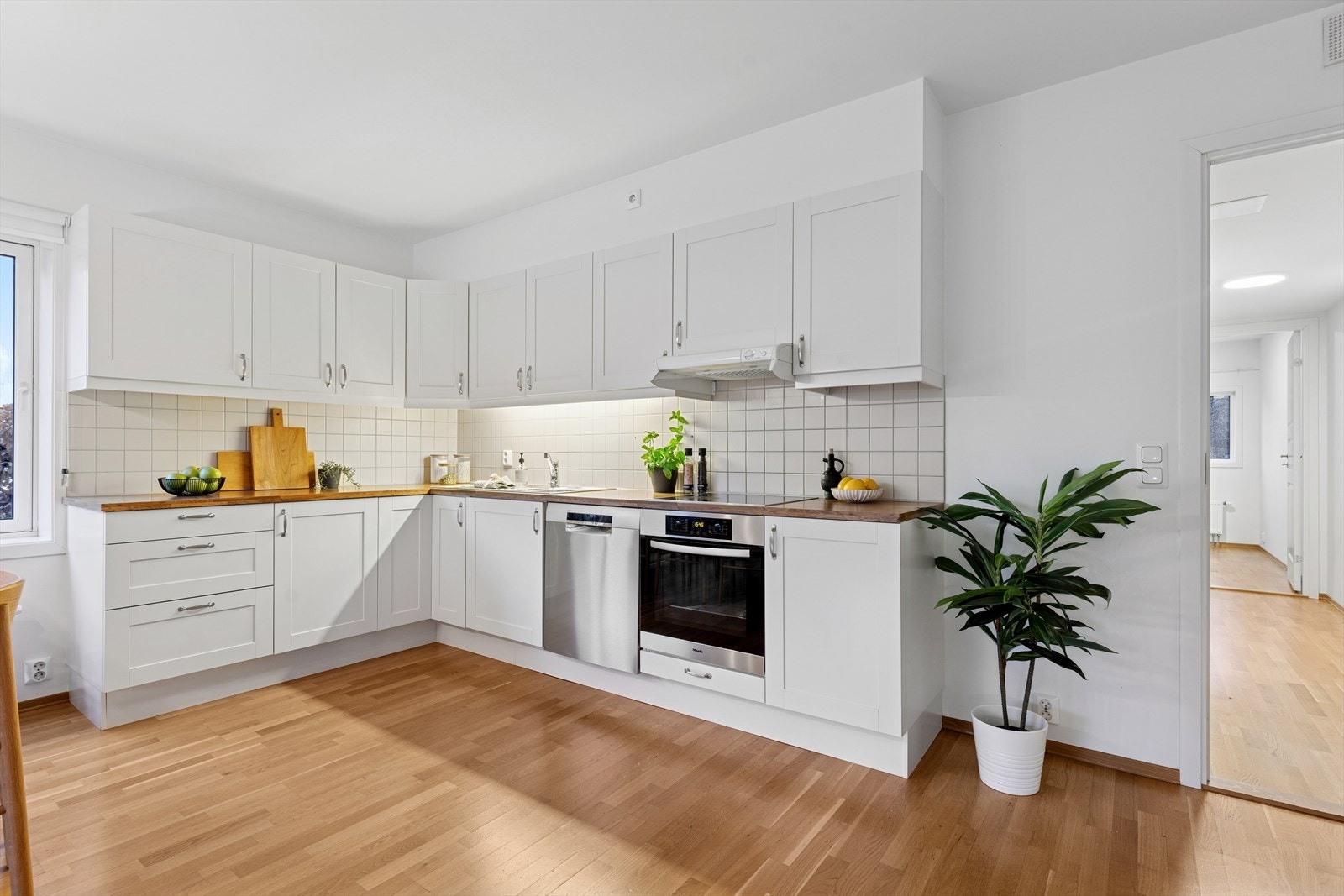 Det er integrert platetopp og stekeovn og plass til frittstående oppvaskmaskin og kjøl-/fryseskap. Galleribilde