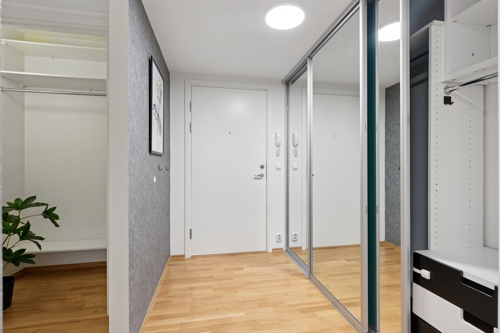 Entré/gang med en praktisk skyvedørsgarderobe. Galleribilde