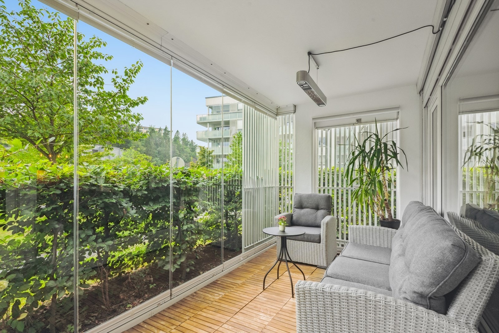 Fin innglasset balkong som kan åpnes helt opp. Varmelampe medfølger i handelen. Galleribilde