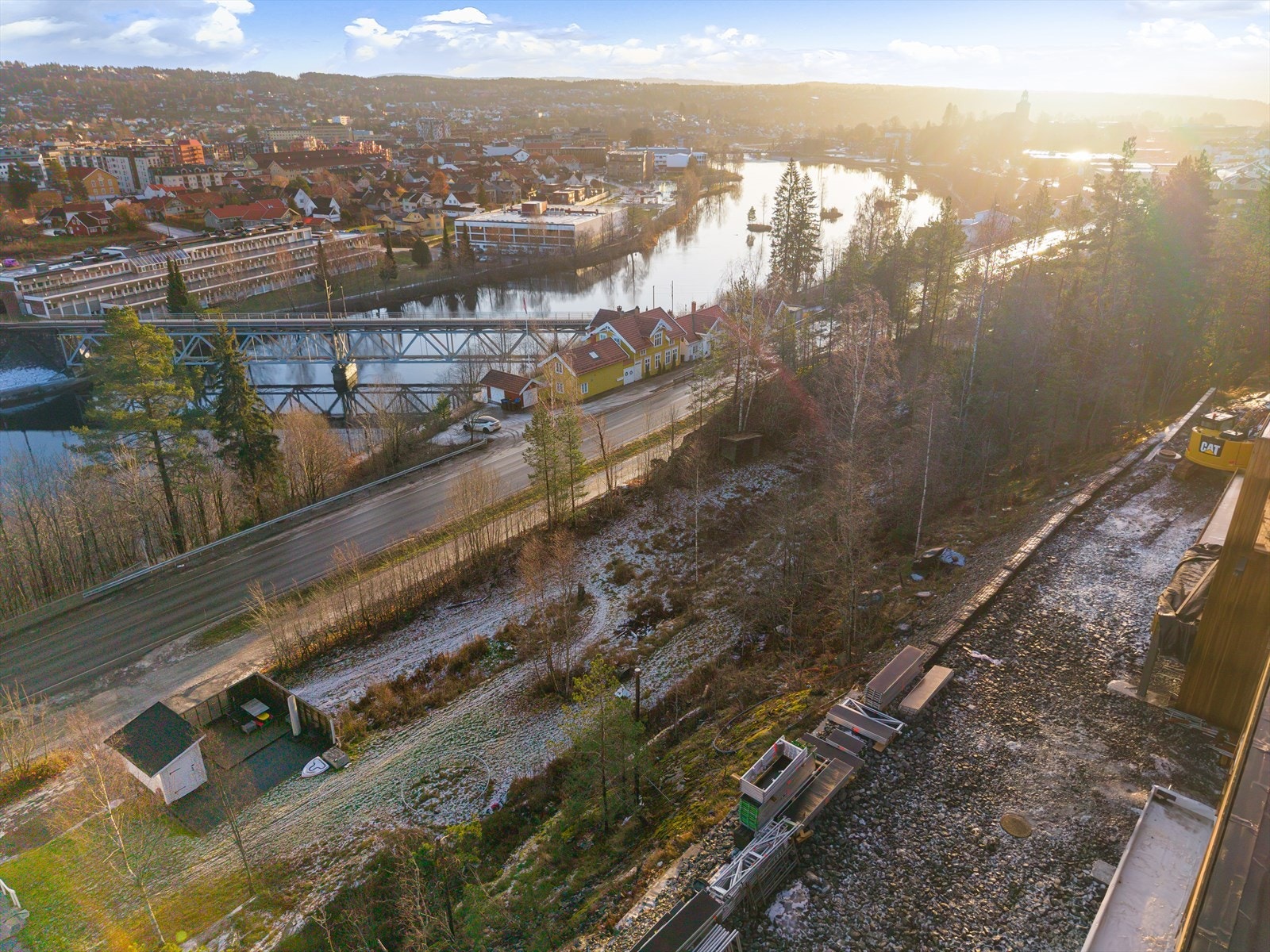 Tomten ligger med gangavstand til bysentrum med alle byens fasiliteter. Adkomst fra Numedalsveien. Galleribilde
