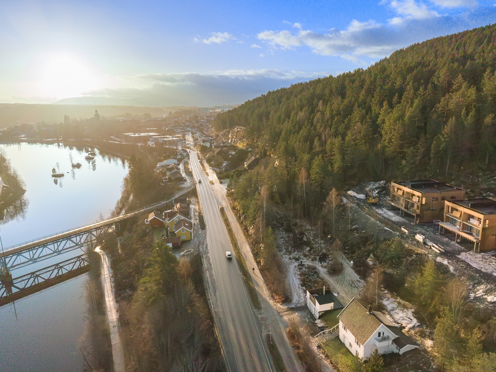 Gangavstand til barnehage, skole, dagligvarebutikk og bussholdeplass. Galleribilde