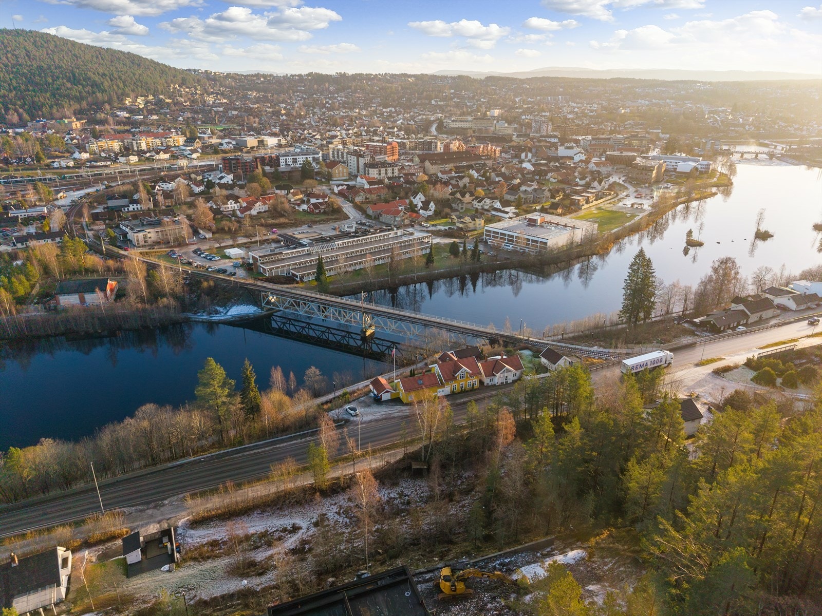 Det foreligger tegninger for tomannsbolig og revidert situasjonskart for tomten. Galleribilde