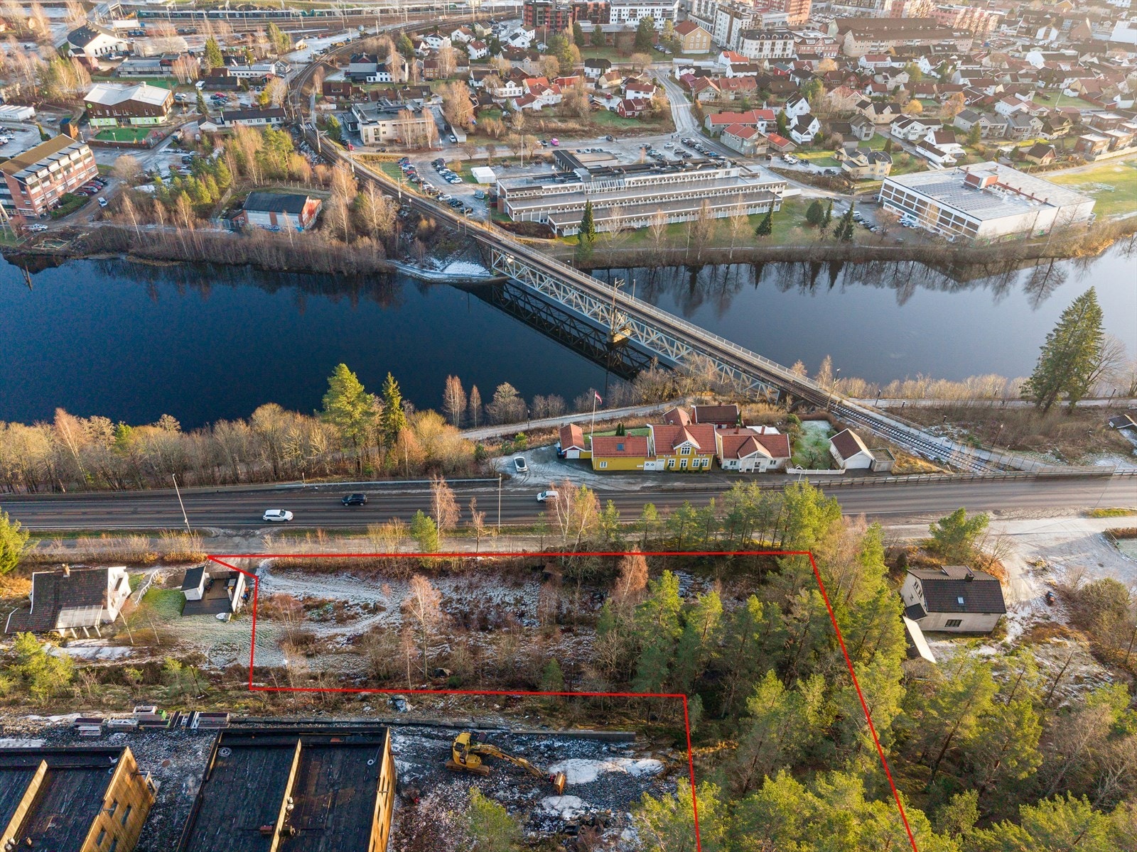 Den ligger også langs Numedalsveien, som er en viktig ferdselsåre i området, noe som gir god tilknytning til hovedveinettet. Tomtemarkeringen er kun ment som skisser og avvik vil forekomme. Galleribilde