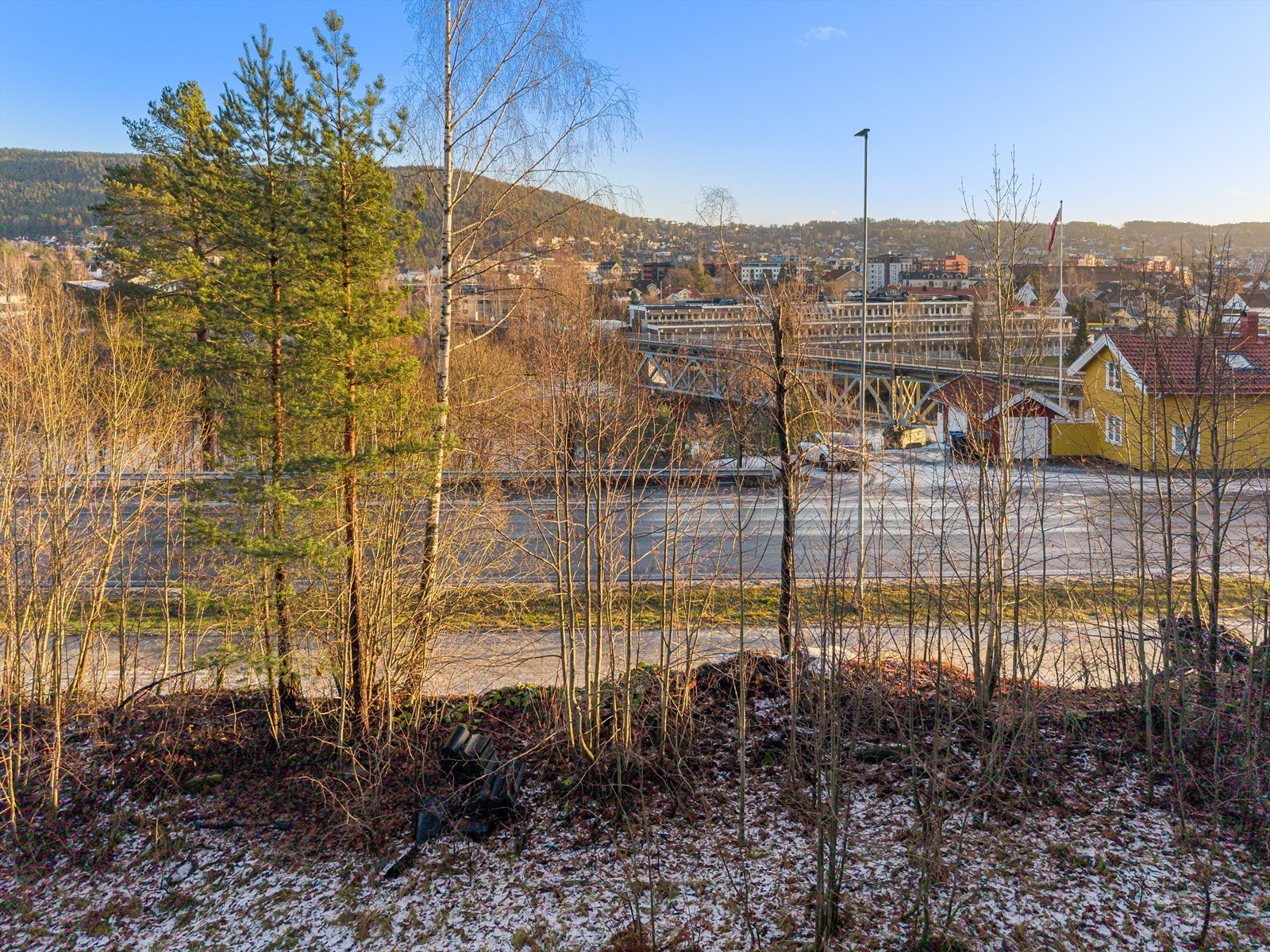 Tomten har godkjent rammetillatelse for oppføring av 2 tomannsboliger med 4 boenheter. Galleribilde