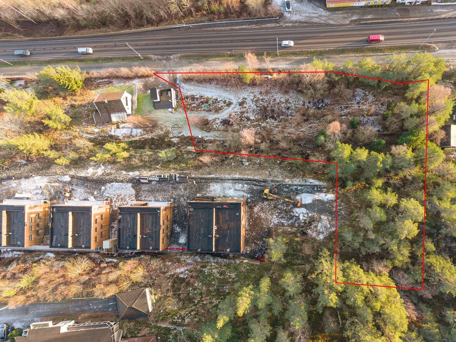 Tomten er strategisk plassert nord for sentrum og ligger i umiddelbar nærhet til både gang- og sykkelvei, noe som gjør det praktisk og miljøvennlig å komme seg rundt. Tomtemarkeringen er kun ment som skisser og avvik vil forekomme. Galleribilde