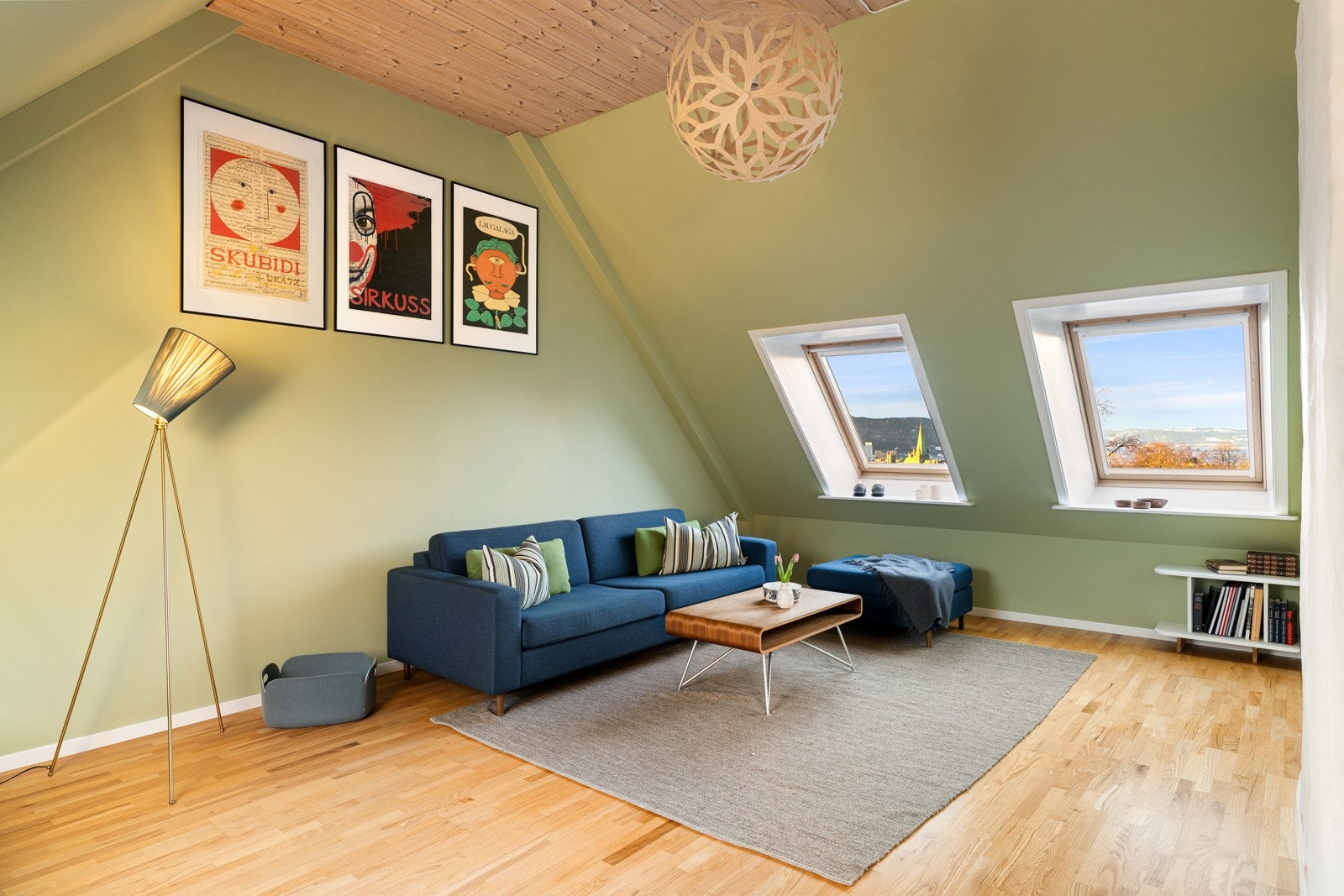Loftstuen er et lunt og hyggelig oppholdsrom på hele 29,5 kvm med åpne flater og fleksible møbleringsmuligheter. Galleribilde