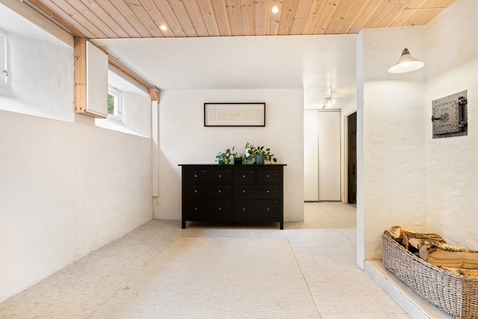 Kjelleren består av en trivelig gang, stor bod på 12,5 kvm, separat toalettrom, vaskerom og et stort bad med tilhørende badstu. Galleribilde