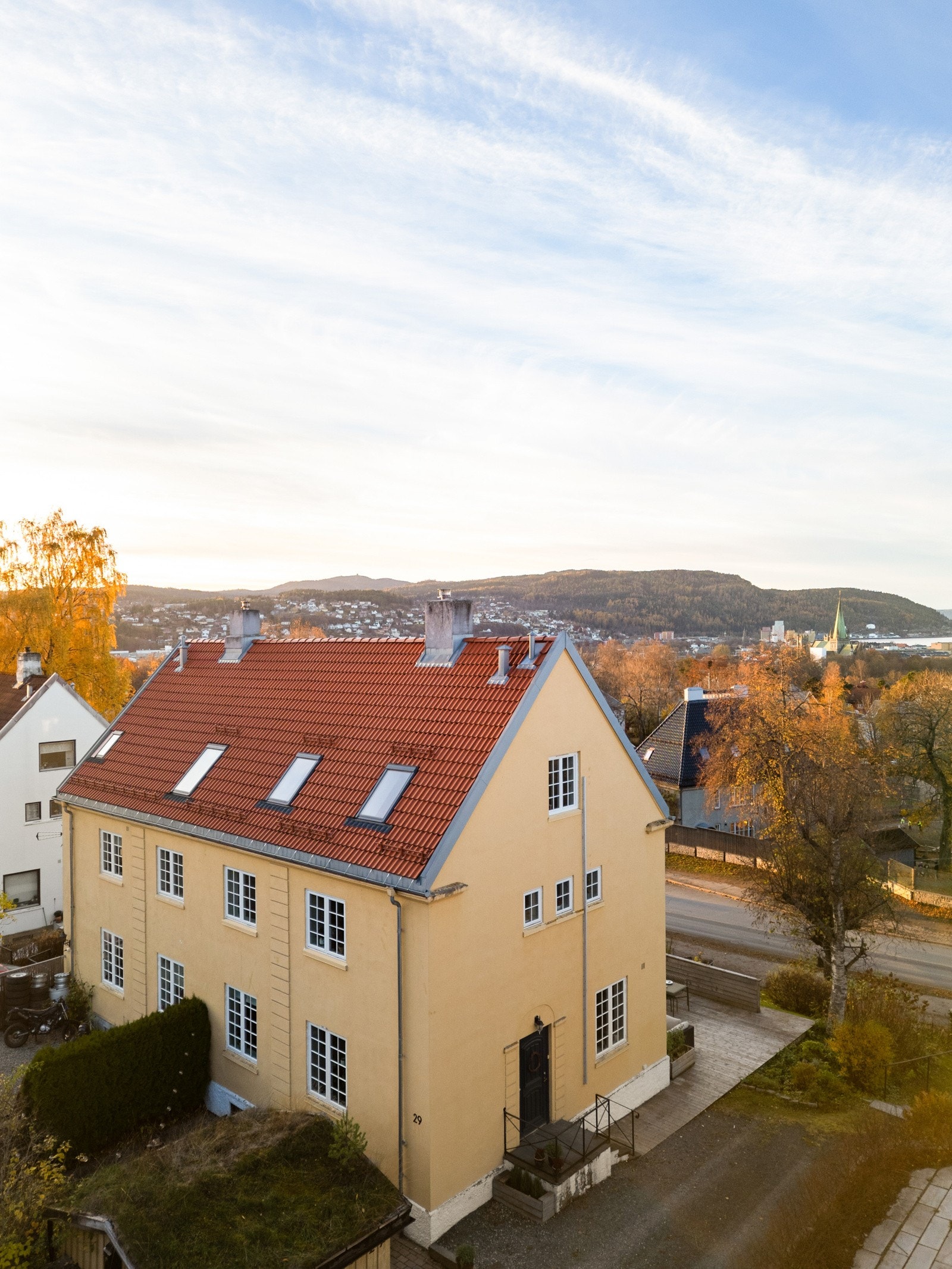 Boligen er tilbaketrukket fra selve bykjernen, men nyter korte gangavstander til det aller meste. Galleribilde