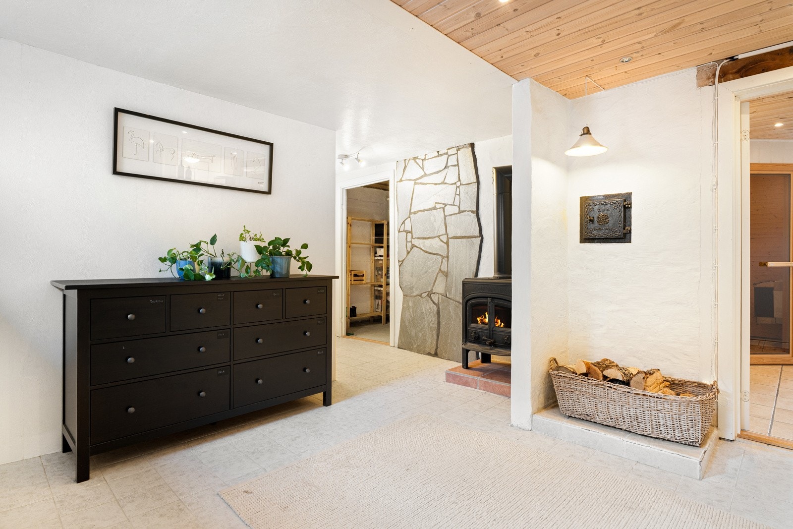 Koselig gang med lyse materialvalg og en peis som sørger for varme og hygge på kalde vinterdager. Galleribilde