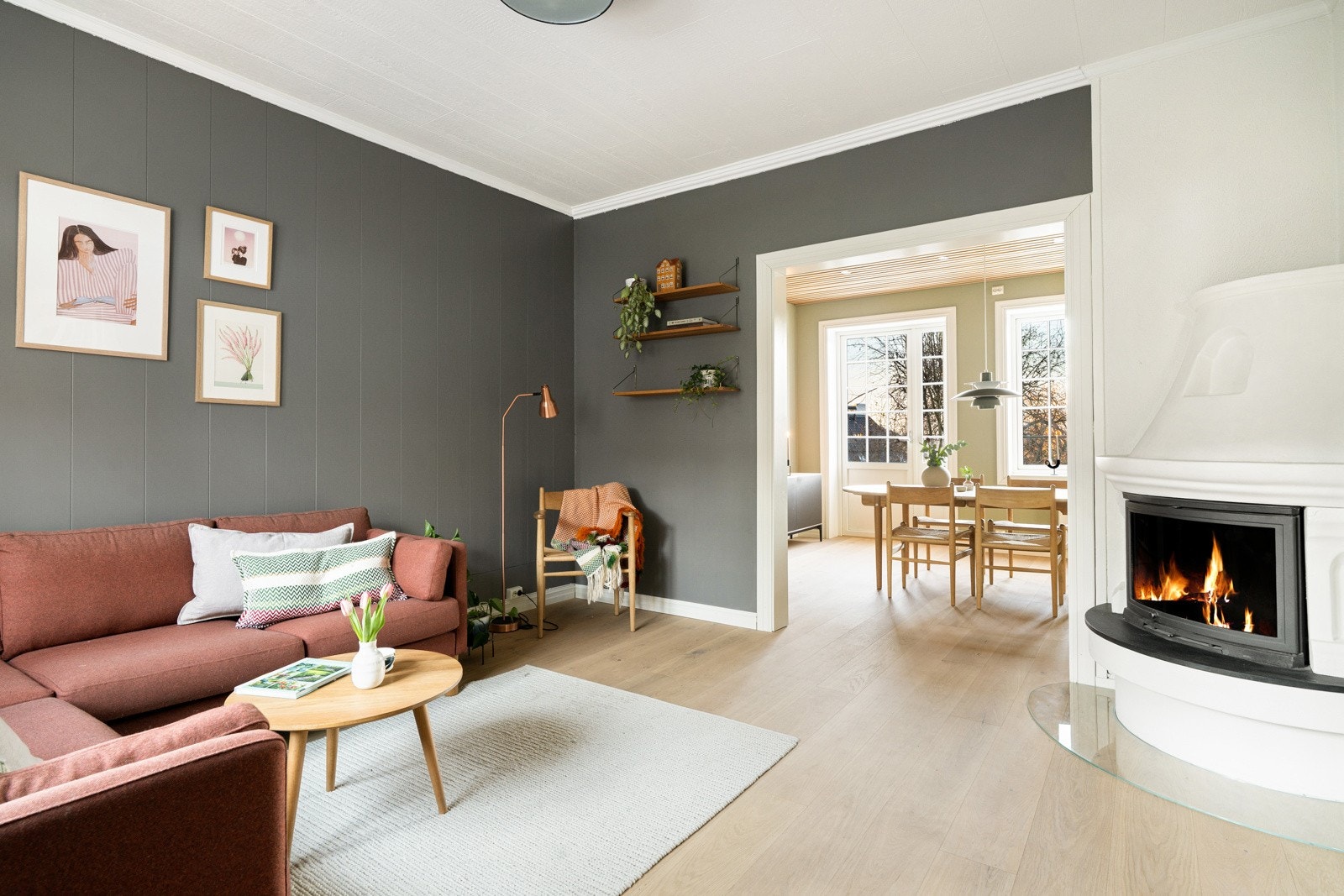 Stuen har en sømløs overgang til spiseområdet og byr på gode møbleringsmuligheter. Galleribilde