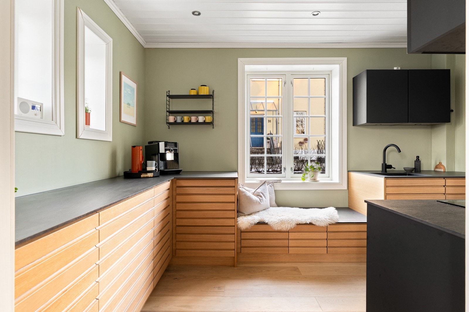 Romslig kjøkken på 10,5 kvm med god skap- og benkeplass for en praktisk og funksjonell hverdag. Galleribilde