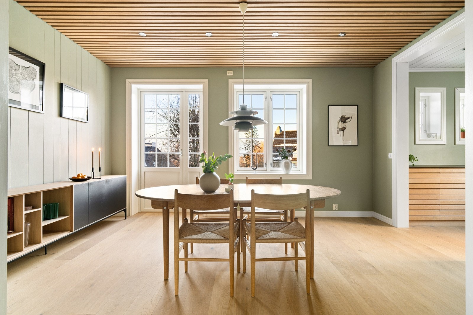 Downlights i himling og rikelig med naturlig lysinnslipp sørger for en behagelig atmosfære rundt middagsbordet. Galleribilde