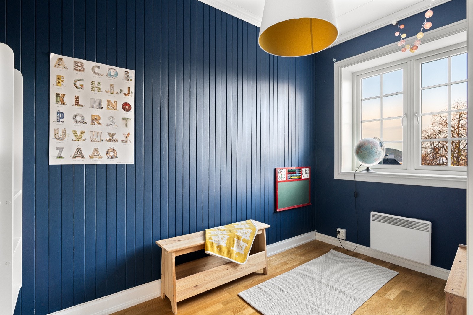 Flott soverom på 7,5 kvm som passer godt som barnerom. Galleribilde