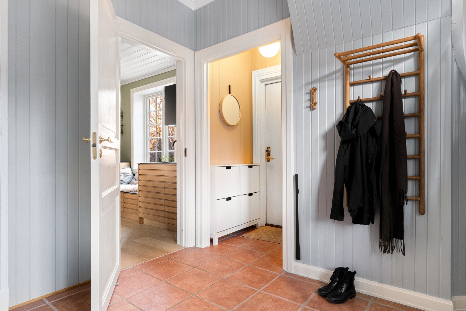 Romslig entré med gode oppbevaringsløsninger for hele familien. Galleribilde