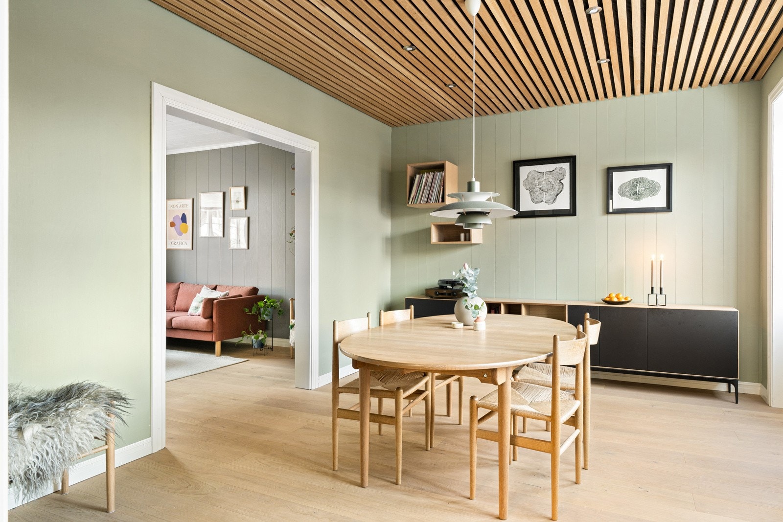 Den romslige spisestuen på 16 kvm har en praktisk åpen løsning både mot stuen og kjøkkenet. Galleribilde