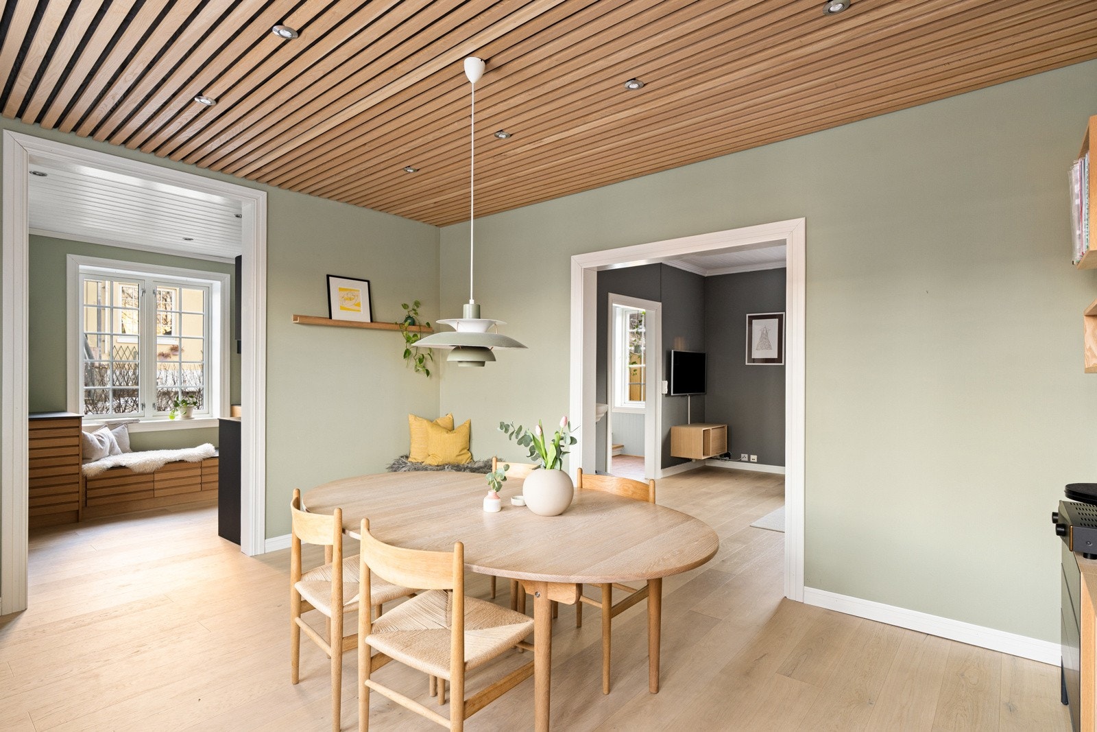 I spisestuen er det etablert et spesialdesignet akustikktak som absorberer støy og gir rommet optimale lydforhold. Galleribilde