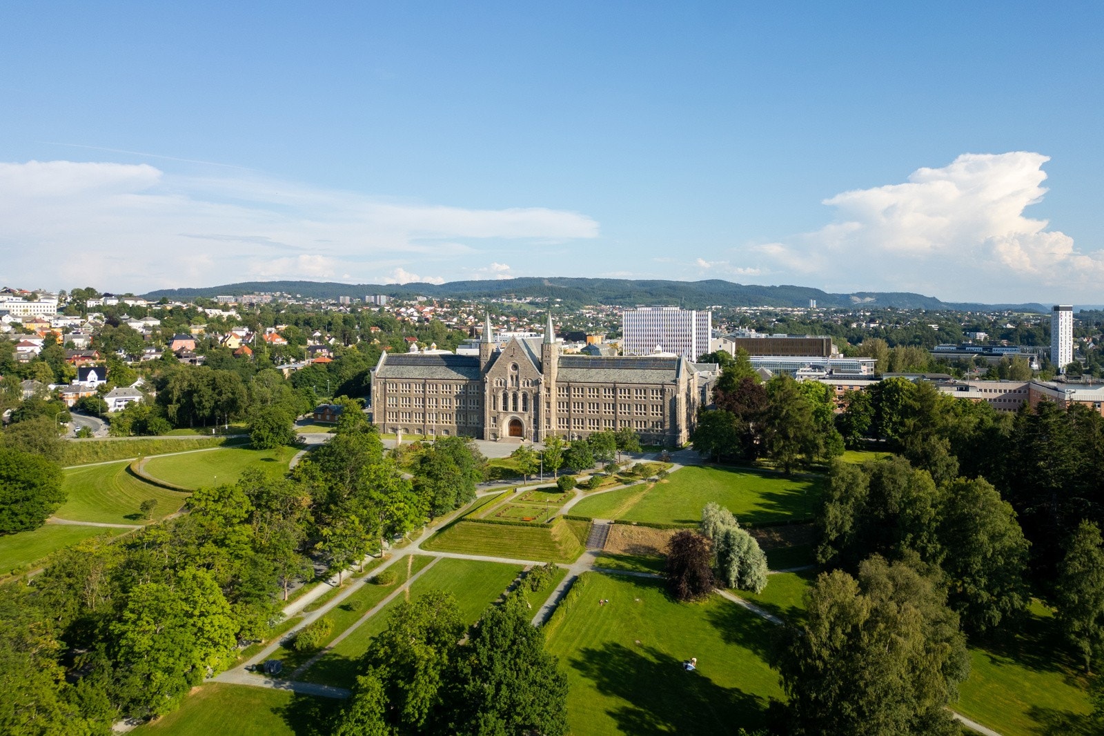 Fra boligen er det kort vei til NTNU Gløshaugen. Galleribilde