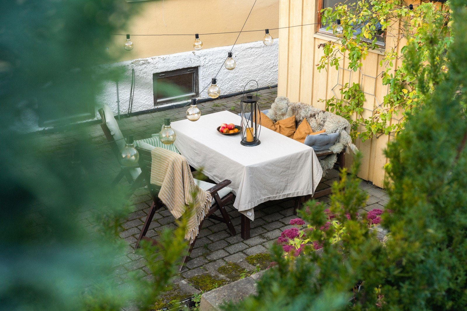 Baksiden av boligen kan nytes som en privat og skjermet oase. Galleribilde