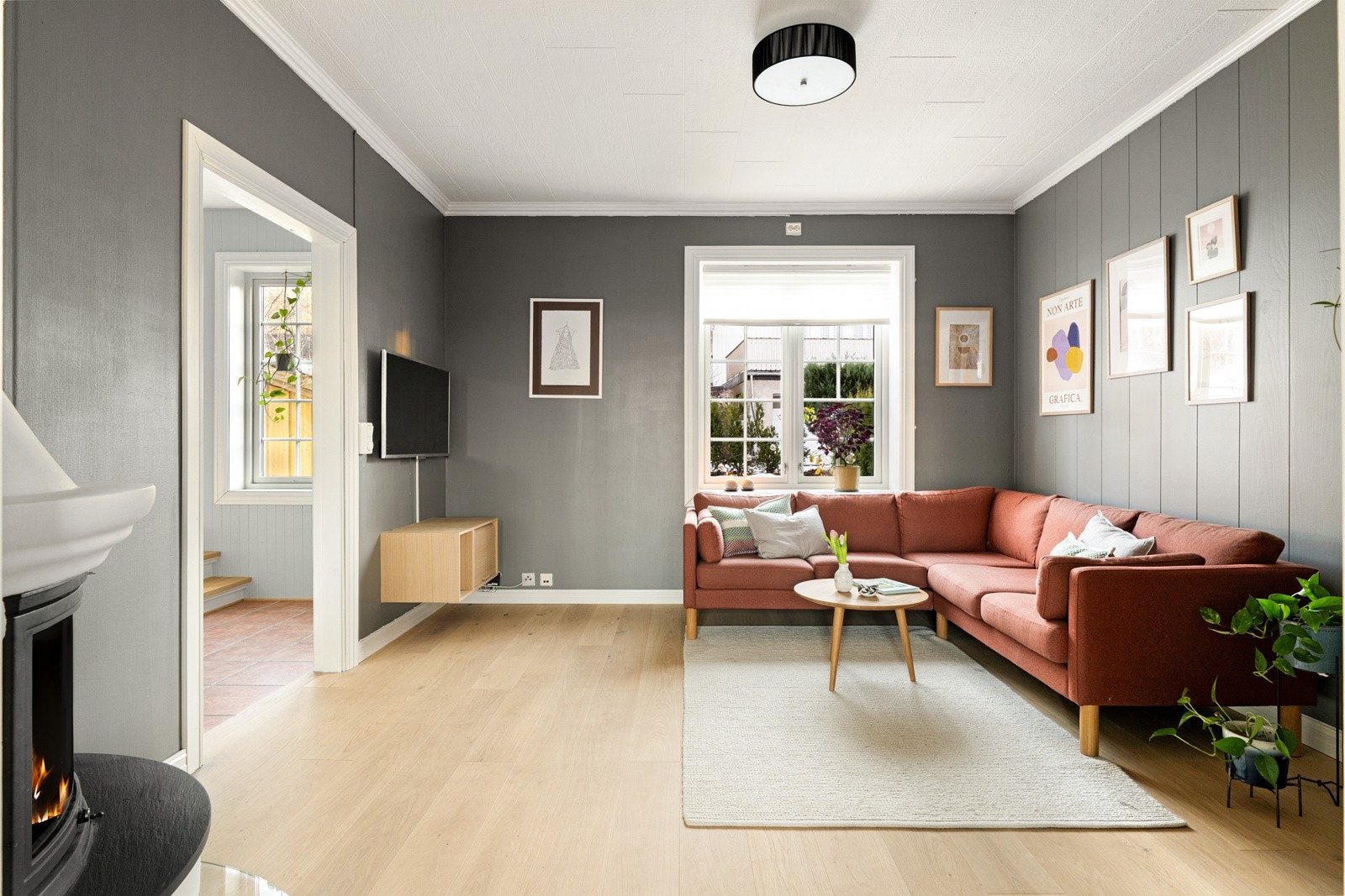 Romslig og elegant stue med god takhøyde, varme fargetoner og rikelig med naturlig lysinnslipp. Galleribilde