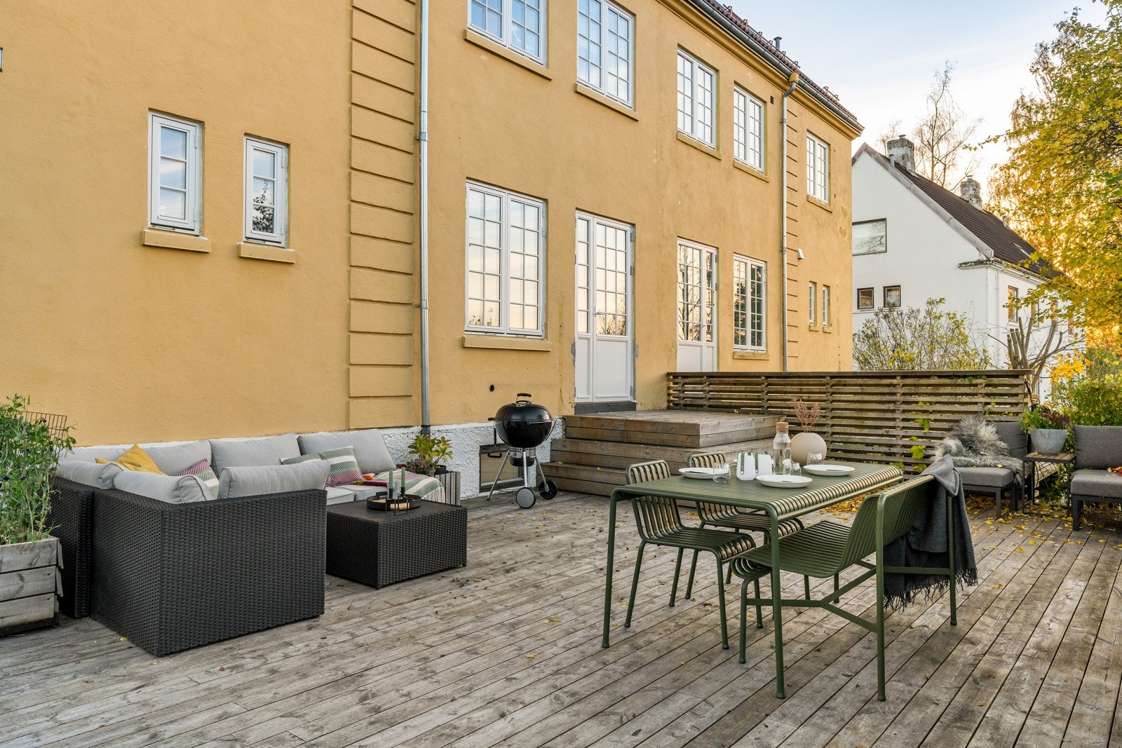 Her har du god plass til spise- og sittegruppe, grill og lounge - perfekt for sosiale sammenkomster og helgekos. Galleribilde