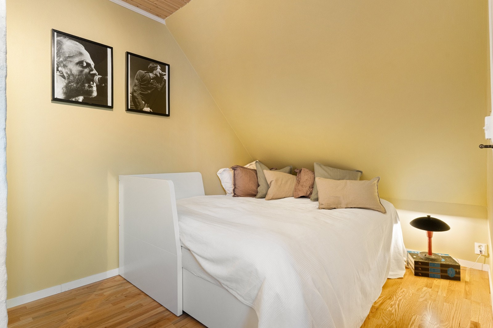 Loftsoverommet på 8 kvm gir en privat sone med eget baderom - perfekt for gjester eller ungdom. Galleribilde