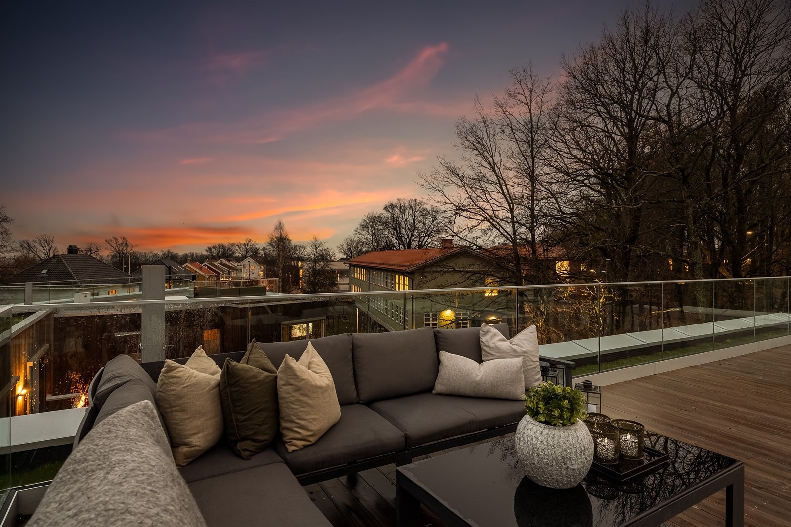 Takterrassen er på hele 49 m² og gir gode møbleringsmuligheter. Frosfri utekran montert på takterrassen Galleribilde