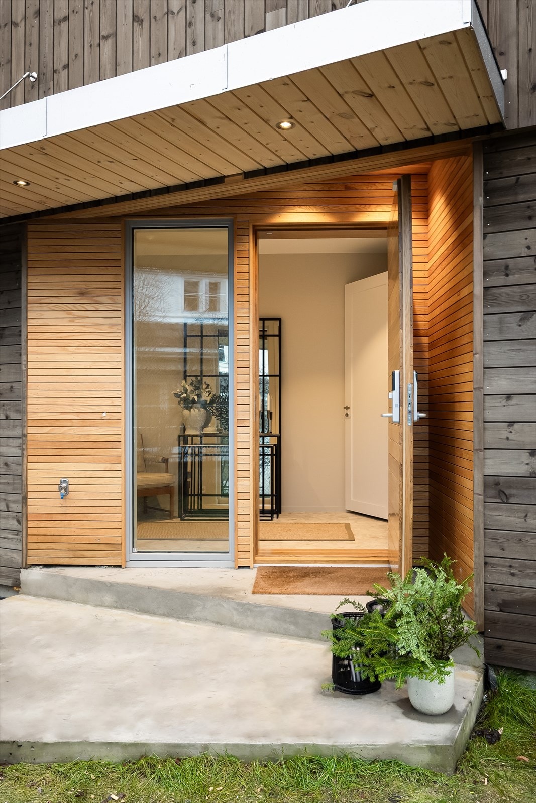 Velkommen inn! Et nydelig blikkfang av en inngangsdør av massiv kvalitet i heltre eik Galleribilde