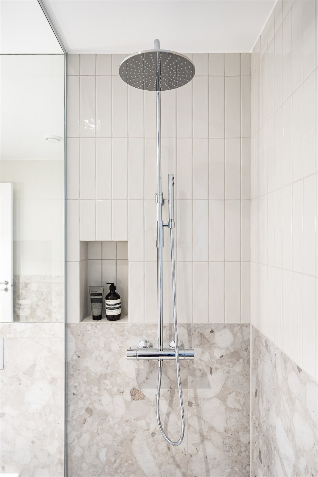 Dusjsone med nisje og regnfallsdusj Galleribilde