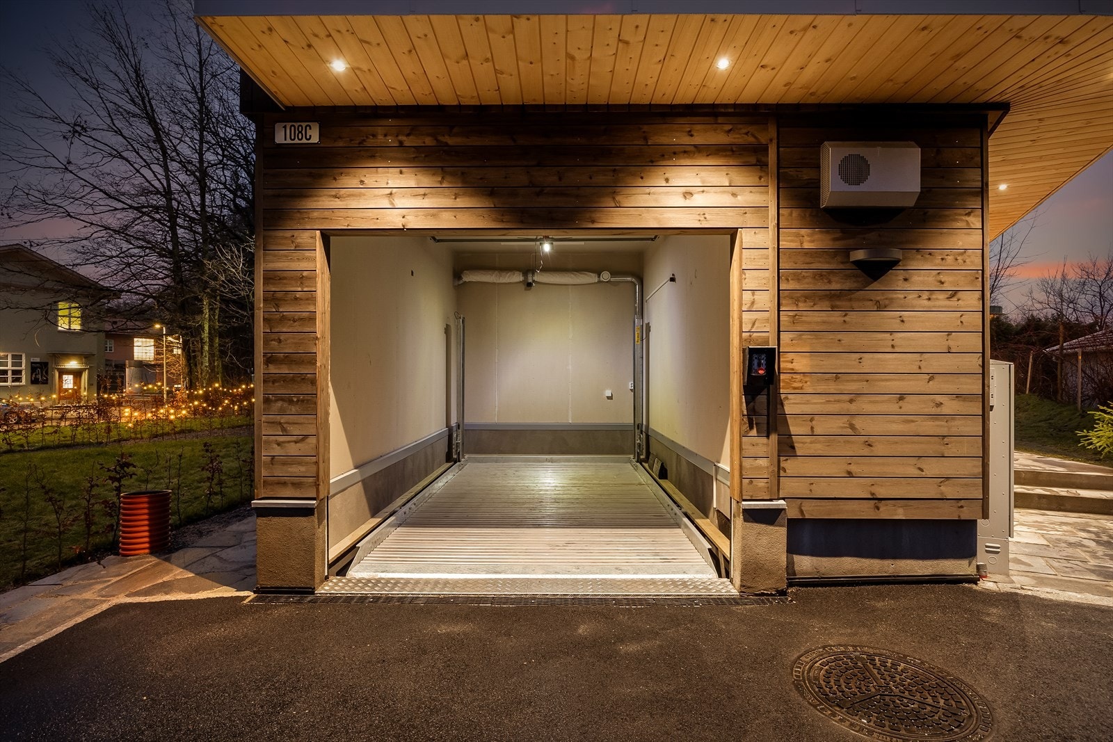 Garasjen har bilheis med plass til totalt 2 biler Galleribilde