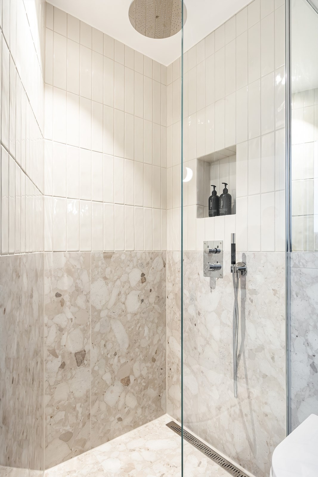 Nisje i vegg og regnfallsdusj Galleribilde