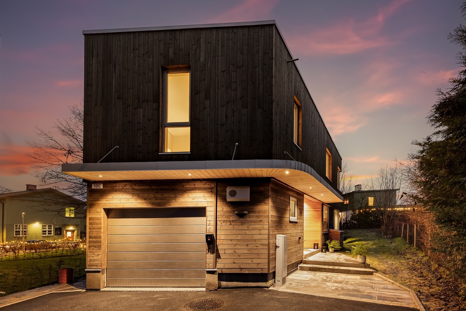 Nydelig, nyoppført enebolig med garasjeheis, takterrasse og markterrasse. Eksklusiv og unik bolig for den kresne Galleribilde