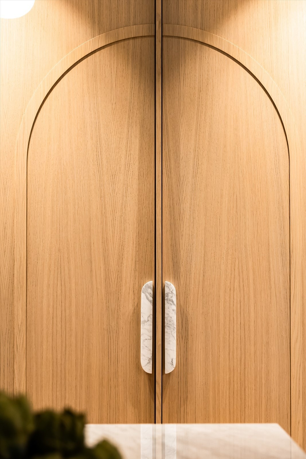 Integrert kjøleskap og fryseskap med håndtak i marmor og push-click Galleribilde