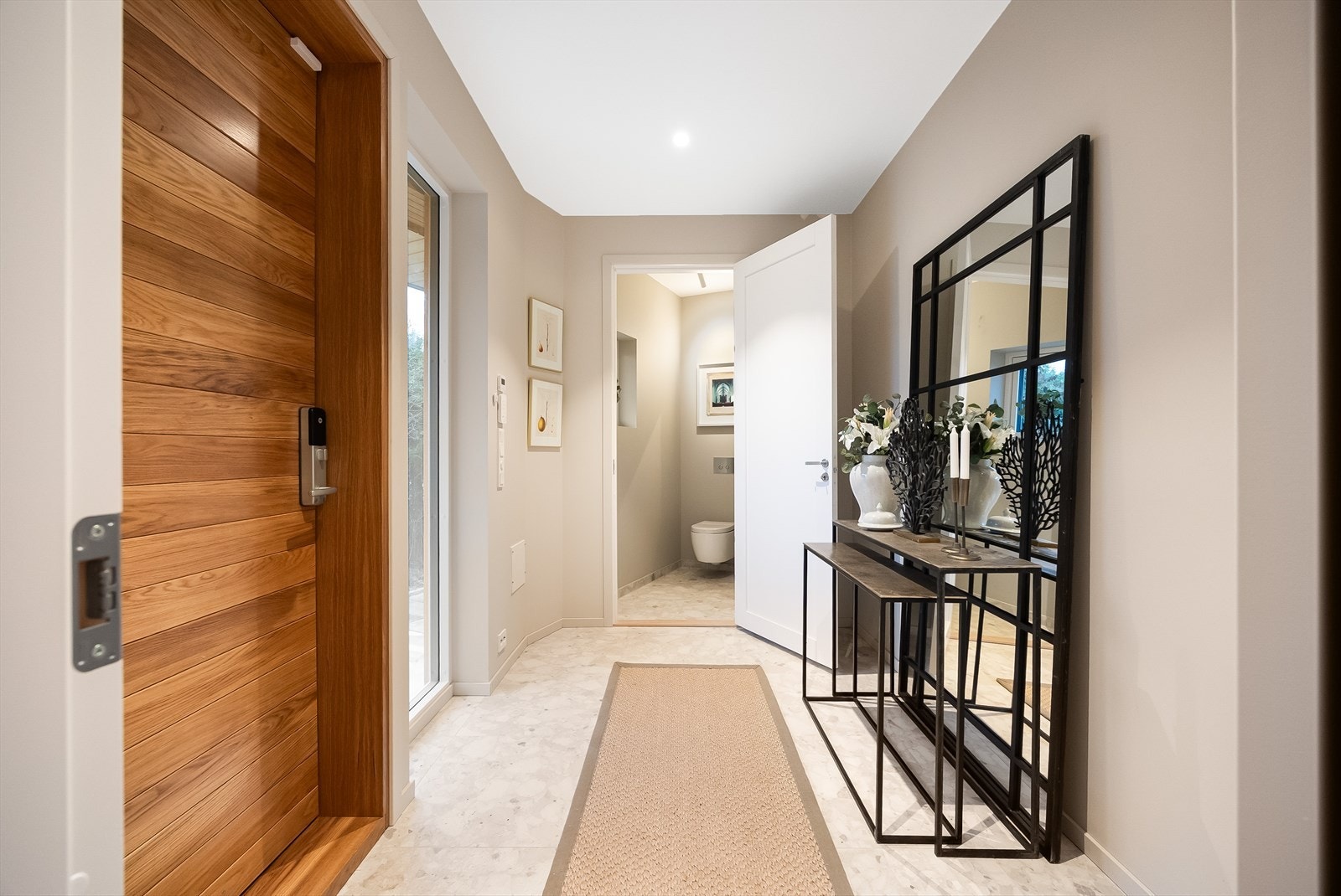 Flott flislagt entré med gulvvarme, massiv eik ytterdør med kodelås og kort vei til gjestetoalett Galleribilde