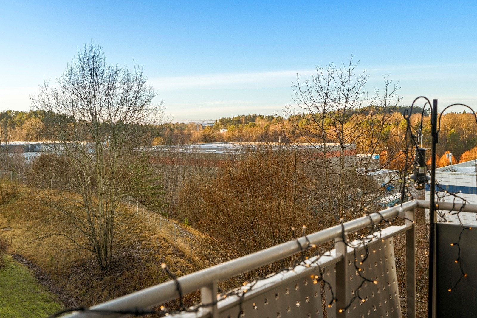 Det er umiddelbar nærhet til Toppåsen barneskole, kun 100 meter til bussholdeplass og 600 meter til Rosenholm togstasjon, samt nærhet til ungdomsskolene på både Hauketo og Holmlia, flere gode private og kommunale barnehager. Galleribilde