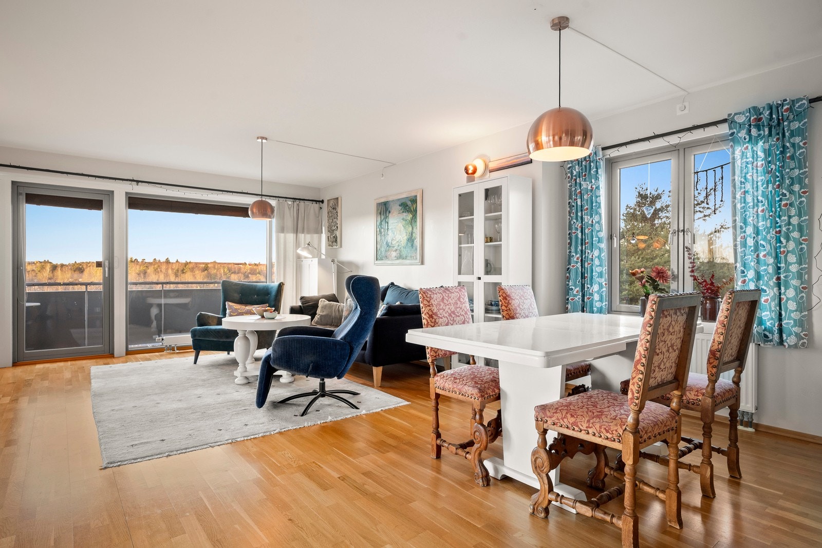 Her er det god plass til en sittegruppe med tilhørende tv-møblement, samt en spisegruppe. Galleribilde