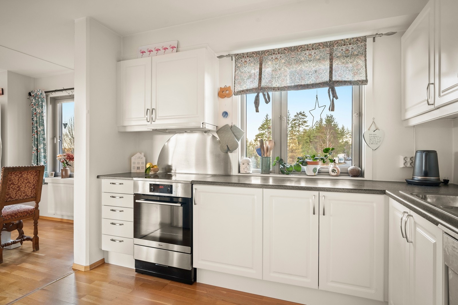 Kjøkkenet har en tilbaketrukket plassering med gode arbeidsflater. Galleribilde