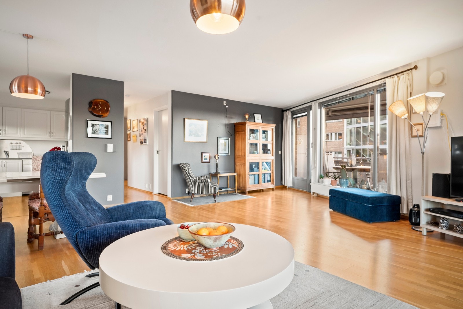 Boligen har store vindusflater som sørger for rikelig med naturlig lys inn. Galleribilde