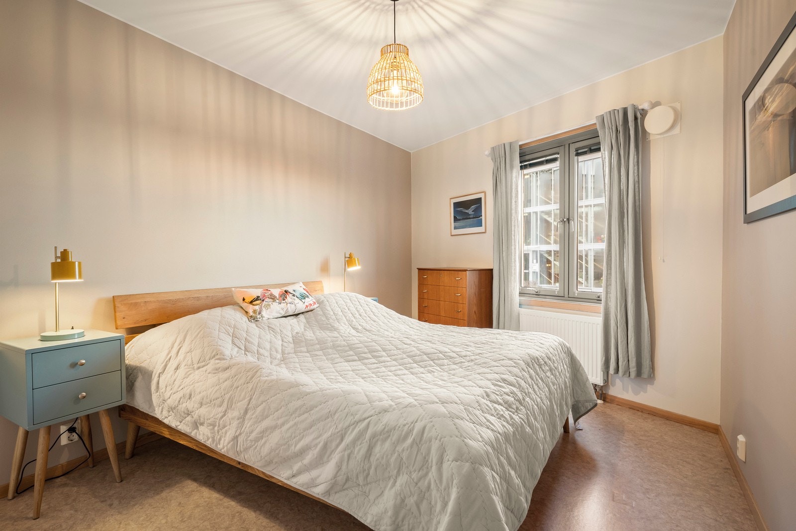 Boligen har totalt tre soverom som i dag er innredet etter sin bruk. Hovedsoverommet er malt i en delikat farge. Galleribilde