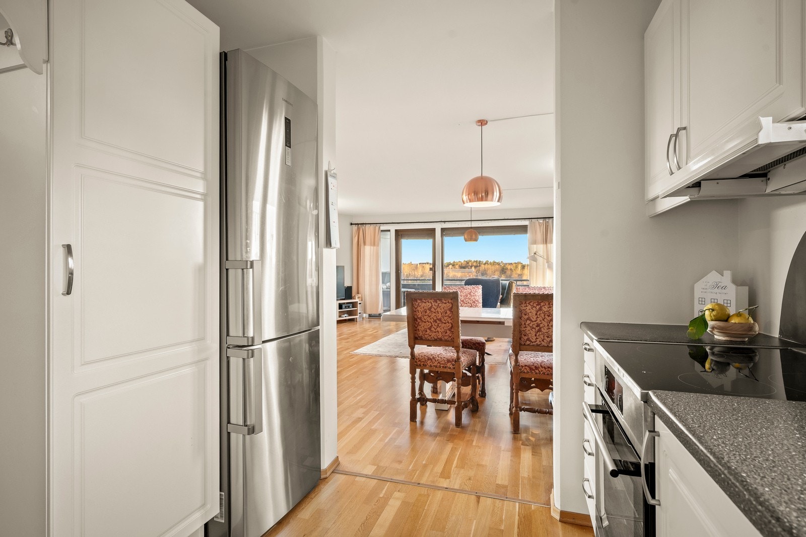 Kjøkkeninnredning med profilerte fronter, laminat benkeplate, nedfelt vask i rustfritt stål, kjøkkenarmatur og opplegg for oppvaskmaskin. Galleribilde