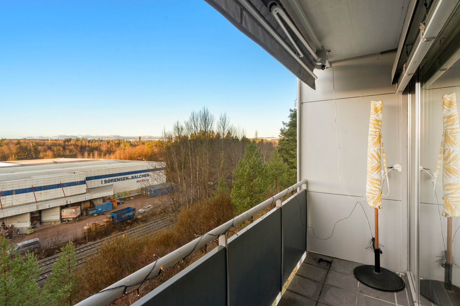 Balkong med takoverbygg på ca. 4 kvm - vendt mot vest, med adkomst fra stuen.
Balkongen har plass til et cafésett. Galleribilde